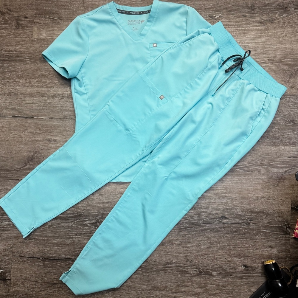 Fabletics Vital 1-Pocket Top + Ion Pant s/s seaside blue
